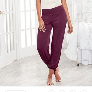 venus lounge pants in cranberry